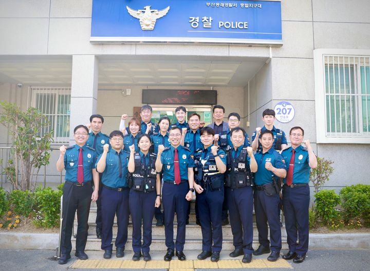 [부산=뉴시스] 김수환 부산경찰청장은 20일 동래경찰서 충렬지구대를 끝으로 산하 94곳의 지역경찰관서(지구대 49개소·파출소 45개소) 방문을 마쳤다. (사진=부산경찰청 제공) 2025.05.20. photo@newsis.com *재판매 및 DB 금지