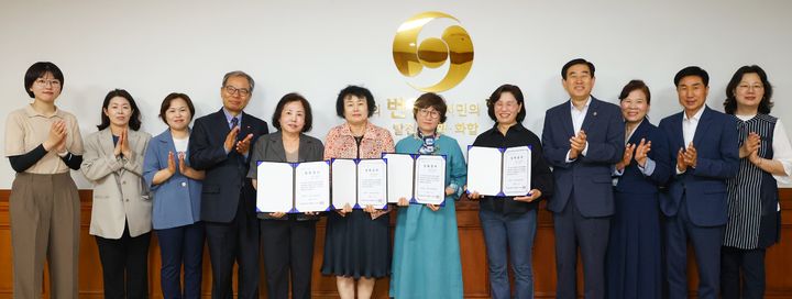 장학금 받는 충주 만학도들 *재판매 및 DB 금지