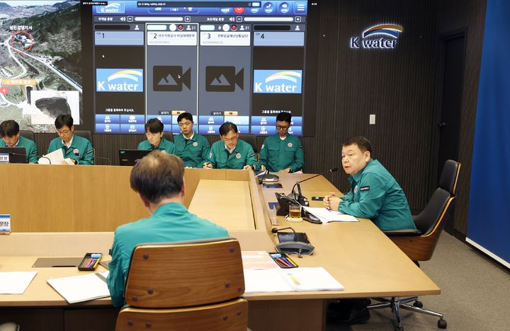 [대전=뉴시스]윤석대 수자원공사 사장이 20일 섬진강댐에서 11개 기관이 참여한 가운데 복합 재난 상황을 가정한 안전한국훈련을 통해 대응체계를 점검하고 있다. (사진=수자원공사 제공) 2025. 05. 20 photo@newsis.com *재판매 및 DB 금지