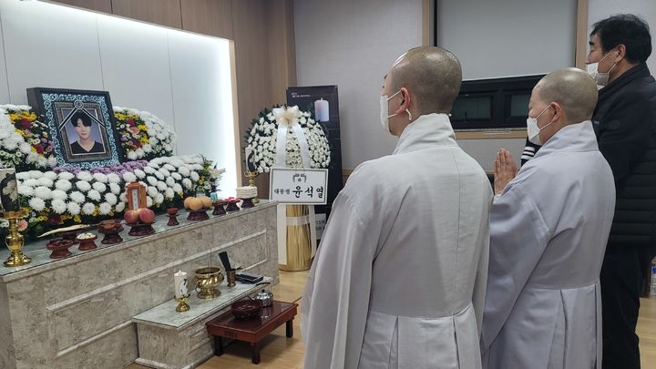 [서울=뉴시스] 2022년 10월 SPC그룹 계열사 제빵공장에서 기계에 끼여 사망한 청년 노동자의 빈소를 찾아 기도하는 대한불교조계종 사회노동위원회 스님들 (사진=대한불교조계종 사회노동위원회 제공) 2025.05.20. photo@newsis.com *재판매 및 DB 금지