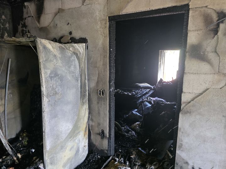 [완주=뉴시스] 20일 오전 11시2분께 전북 완주군 고산면의 한 단독주택에서 불이 나 주택 내부가 불에 타있다. (사진=전북도소방본부 제공) 2025.05.20. photo@newsis.com *재판매 및 DB 금지