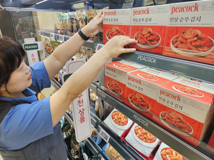 [서울=뉴시스]이마트가 강화도 특산물인 순무와 인삼을 한데 담은 '피코크 인삼순무김치'를 출시했다고 21일 밝혔다.(사진=이마트 제공) *재판매 및 DB 금지