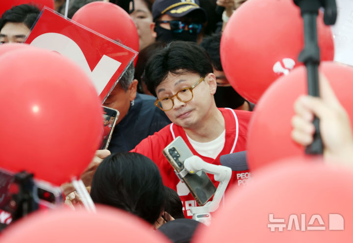 [부산=뉴시스] 하경민 기자 = 한동훈 전 국민의힘 대표가 20일 부산 수영구 광안리해수욕장 일대에서 시민들을 만나 김문수 대통령선거 후보의 지지를 호소하고 있다. 2025.05.20. yulnetphoto@newsis.com 