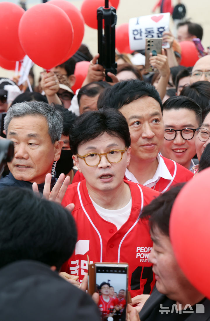[부산=뉴시스] 하경민 기자 = 한동훈 전 국민의힘 대표가 20일 부산 수영구 광안리해수욕장 일대에서 시민들을 만나 김문수 대통령선거 후보의 지지를 호소하고 있다. 2025.05.20. yulnetphoto@newsis.com 