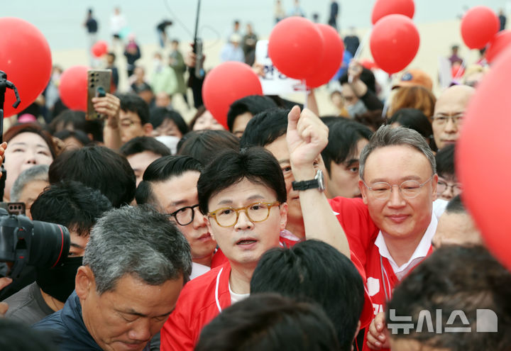 [부산=뉴시스] 하경민 기자 = 한동훈 전 국민의힘 대표가 20일 부산 수영구 광안리해수욕장 일대에서 시민들을 만나 김문수 대통령선거 후보의 지지를 호소하고 있다. 2025.05.20. yulnetphoto@newsis.com 