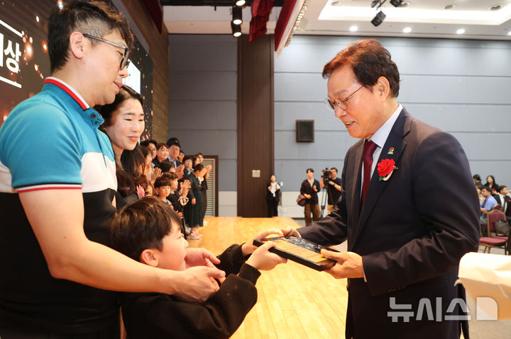 [창원=뉴시스]박완수 경남도지사가 20일 저녁 창원컨벤션센터에서 열린 '2025년 가정의 달 기념행사' 중 제2회 경상남도 행복한 가족상 수상 가족에 대해 시상하고 있다.(사진=경남도 제공) 2025.05.20. photo@newsis.com