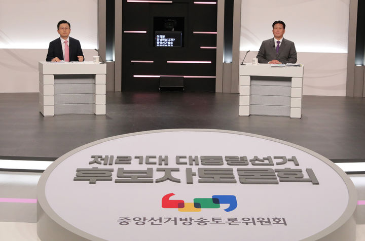 [서울=뉴시스] 조성봉 기자= 무소속 황교안, 송진호(오른쪽) 대선 후보가 19일 서울 마포구 상암동 SBS 프리즘센터 스튜디오에서 열린 제21대 대선 초청 외 후보자 토론회에 참석해 준비를 하고 있다. (사진=중앙선거방송토론위원회 제공). 2025.05.19. photo@newsis.com *재판매 및 DB 금지