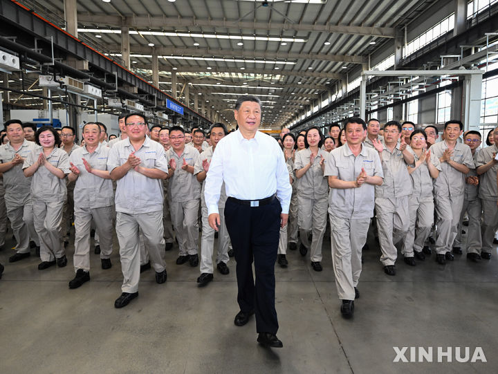 [뤄양=신화/뉴시스] 시진핑 중국 국가 주석이 19일(현지 시간) 중부 허난성 뤄양시의 뤄양 베어링그룹을 방문해 제조업 현장을 점검하고 있다. 2025.05.27.
