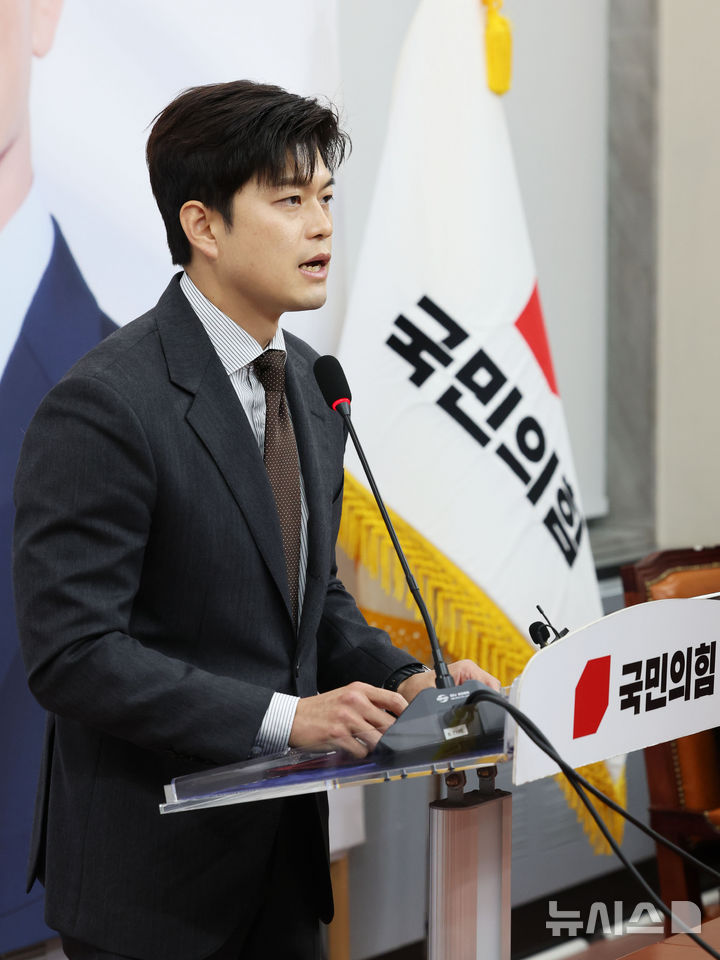 [서울=뉴시스] 권창회 기자 = 김용태 국민의힘 비상대책위원장이 20일 오전 서울 여의도 국회에서 열린 긴급 기자회견에서 대통령 후보의 배우자 TV 토론을 제안하고 있다. 2025.05.20. kch0523@newsis.com