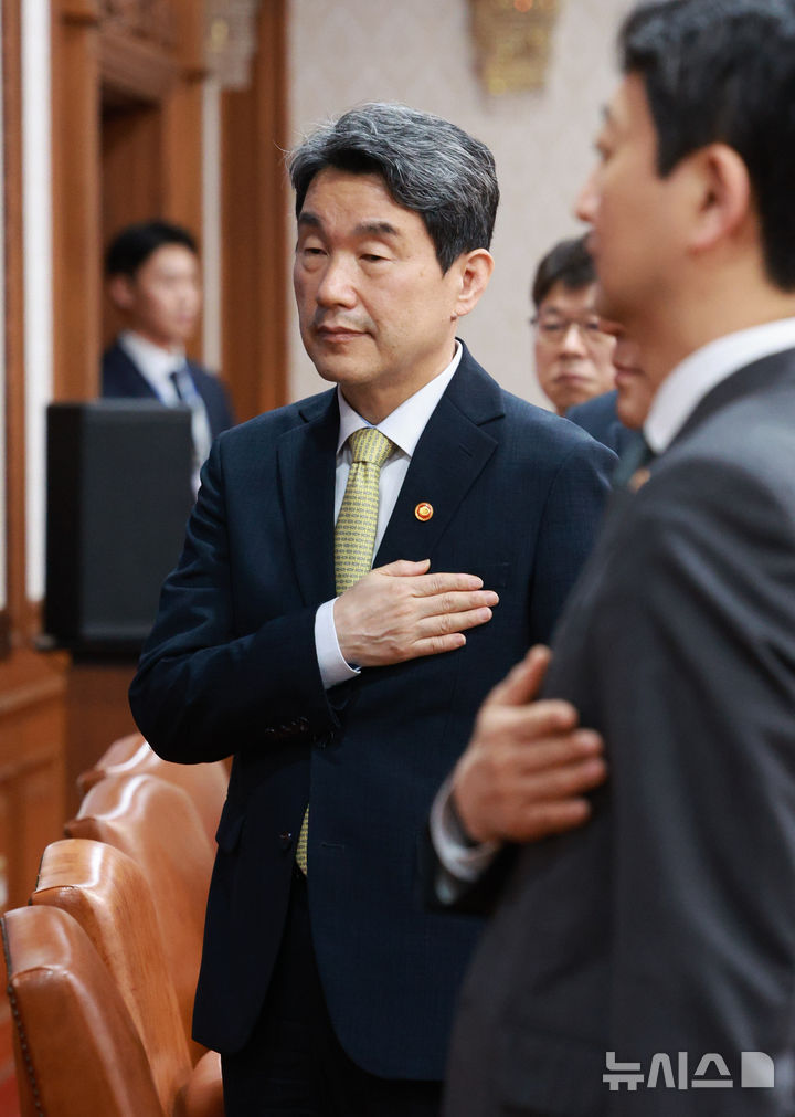 [서울=뉴시스] 고범준 기자 = 이주호 대통령 권한대행 부총리 겸 교육부 장관이 20일 서울 종로구 정부서울청사에서 열린 국무회의에서 국기에 경례를 하고 있다. 2025.05.20. bjko@newsis.com