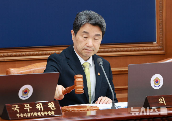 [서울=뉴시스] 고범준 기자 = 이주호 대통령 권한대행 부총리 겸 교육부 장관이 20일 서울 종로구 정부서울청사에서 열린 국무회의에서 의사봉을 두드리고 있다. 2025.05.20. bjko@newsis.com