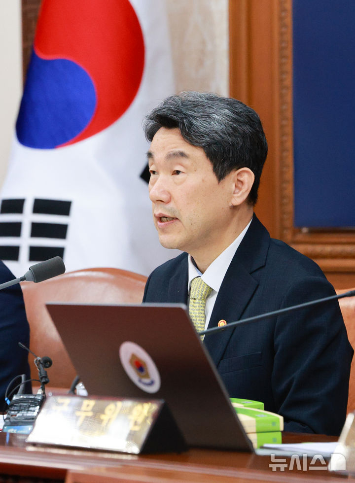 [서울=뉴시스] 고범준 기자 = 이주호 대통령 권한대행 부총리 겸 교육부 장관이 20일 서울 종로구 정부서울청사에서 열린 국무회의에서 발언하고 있다. 2025.05.20. bjko@newsis.com