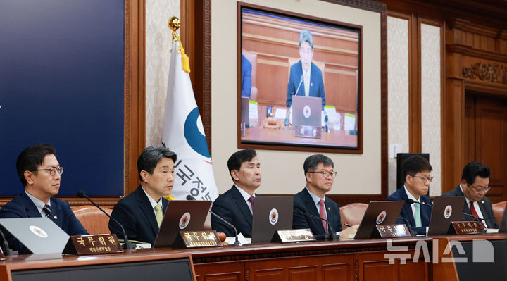 [서울=뉴시스] 고범준 기자 = 이주호 대통령 권한대행 부총리 겸 교육부 장관이 20일 서울 종로구 정부서울청사에서 열린 국무회의에서 발언하고 있다. 2025.05.20. bjko@newsis.com