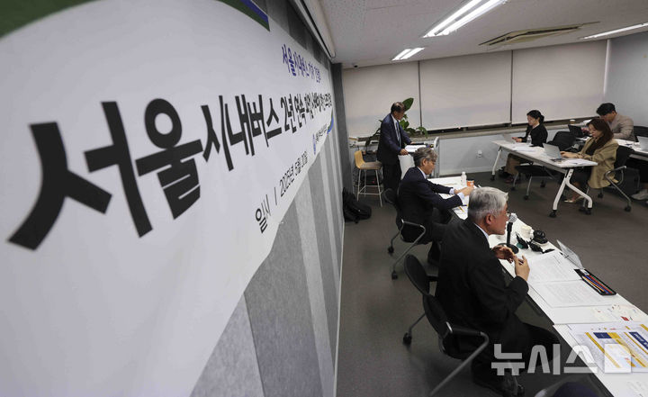 [서울=뉴시스] 김근수 기자 = 김정환 서울시버스사업조합이사장이 20일 서울 중구 상연재 별관에서 열린 서울시내버스 2년 연속 파업 사태에 대한 버스조합 입장 발표 기자 간담회에서 발언하고 있다. 2025.05.20. ks@newsis.com