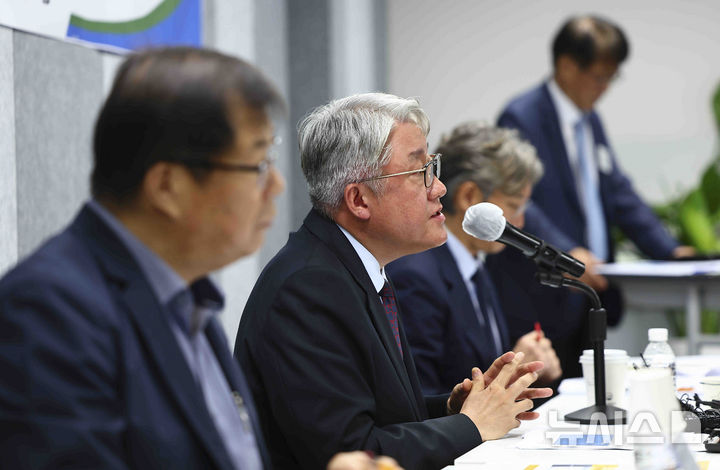 [서울=뉴시스] 김근수 기자 = 김정환 서울시버스사업조합 이사장이 20일 서울 중구 상연재 별관에서 열린 서울시내버스 2년 연속 파업 사태에 대한 버스조합 입장 발표 기자 간담회에서 발언하고 있다. 2025.05.20. ks@newsis.com