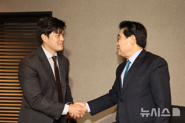 [서울=뉴시스] 권창회 기자 = 김용태 국민의힘 비상대책위원장이 20일 서울 여의도 한 호텔에서 전병헌 새미래민주당 대표와 인사하고 있다. 2025.05.20. kch0523@newsis.com