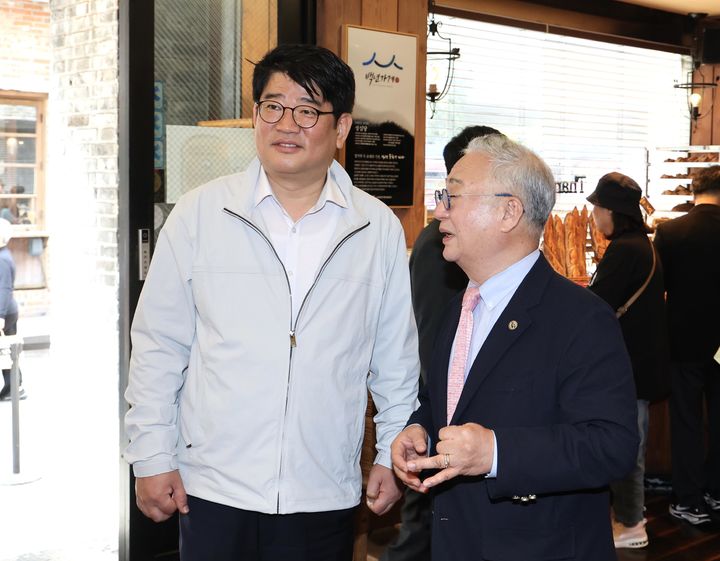 [서울=뉴시스] 권재한 농촌진흥청장이 20일 대전 중구 성심당 본점을 방문해 제품을 살펴보고 있다. (사진=농촌진흥청 제공) 2025.05.20. photo@newsis.com *재판매 및 DB 금지