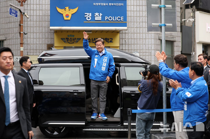 [의정부=뉴시스] 조성우 기자 = 이재명(가운데) 더불어민주당 대선후보가 20일 경기 의정부시 태조 이성계상 인근에서 열린 유세에 도착해 차량에 올라 시민들을 향해 인사하고 있다. 2025.05.20. xconfind@newsis.com