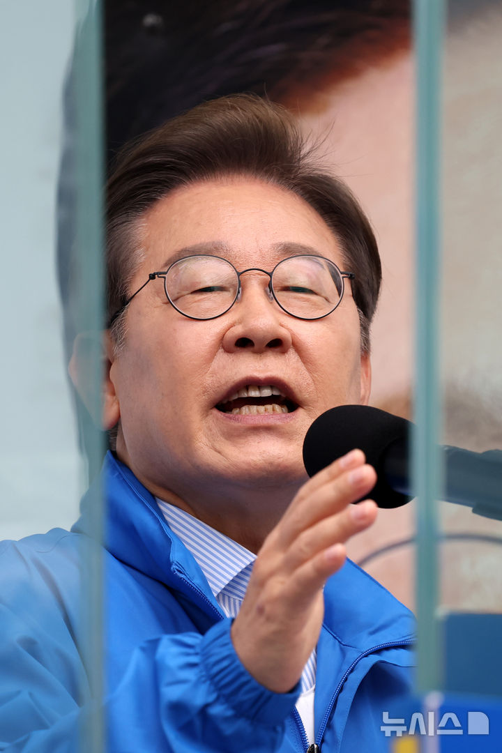 [의정부=뉴시스] 조성우 기자 = 이재명 더불어민주당 대선후보가 20일 경기 의정부시 태조 이성계상 인근에서 열린 유세에서 연설하고 있다. 2025.05.20. xconfind@newsis.com