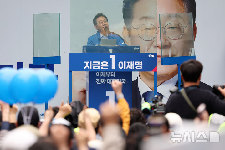 [의정부=뉴시스] 조성우 기자 = 이재명 더불어민주당 대선후보가 20일 경기 의정부시 태조 이성계상 인근에서 열린 유세에서 연설하고 있다. 2025.05.20. xconfind@newsis.com