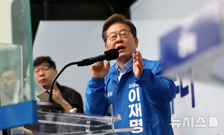 [의정부=뉴시스] 조성우 기자 = 이재명 더불어민주당 대선후보가 20일 경기 의정부시 태조 이성계상 인근에서 열린 유세에서 연설하고 있다. 2025.05.20. xconfind@newsis.com