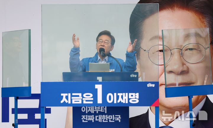 [의정부=뉴시스] 조성우 기자 = 이재명(가운데) 더불어민주당 대선후보가 20일 경기 의정부시 태조 이성계상 인근에서 열린 유세에 도착해 차량에 올라 시민들을 향해 인사하고 있다. 2025.05.20. xconfind@newsis.com