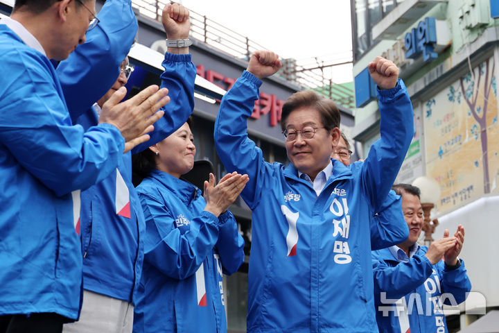 [의정부=뉴시스] 조성우 기자 = 이재명 더불어민주당 대선후보가 20일 경기 의정부시 태조 이성계상 인근에서 열린 유세에서 연설을 마친 뒤 시민들을 향해 인사하고 있다. 2025.05.20. xconfind@newsis.com