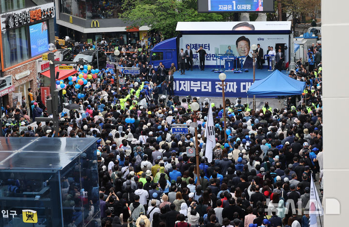 [의정부=뉴시스] 조성우 기자 = 이재명 더불어민주당 대선후보가 20일 경기 의정부시 태조 이성계상 인근에서 열린 유세에 나선 가운데 시민들이 이 후보의 연설을 지켜보고 있다. 2025.05.20. xconfind@newsis.com
