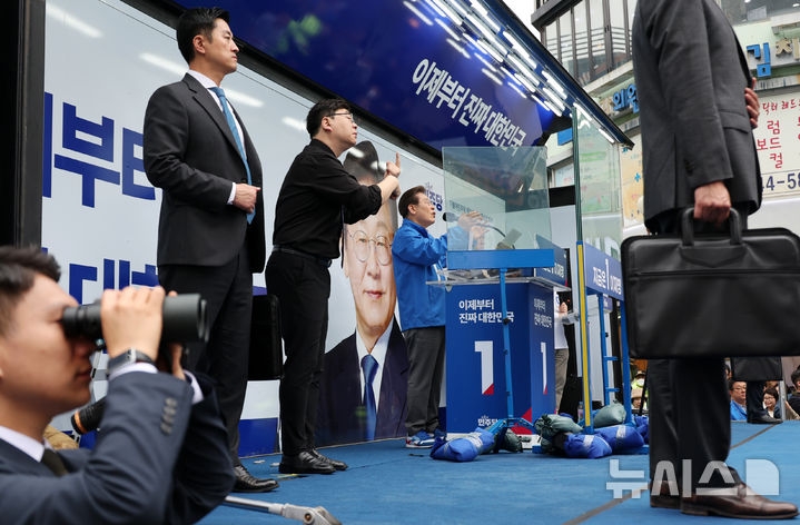 [의정부=뉴시스] 조성우 기자 = 이재명 더불어민주당 대선후보가 20일 경기 의정부시 태조 이성계상 인근에서 열린 유세에서 연설하고 있다. 2025.05.20. xconfind@newsis.com