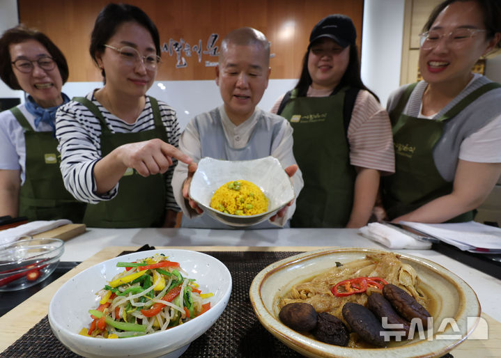 [서울=뉴시스] 조수정 기자 = 국가유산청이 '사찰 음식'을 국가무형유산으로 지정했다. 20일 서울 종로구 한국사찰음식문화체험관에서 중제스님이 사찰음식을 요리하며 강의하고 있다. 2025.05.20. chocrystal@newsis.com