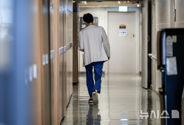 [서울=뉴시스] 정병혁 기자 = 서울시내 대학병원 전공의 전용공간에서 의료진이 이동하고 있다. 2025.05.20. jhope@newsis.com