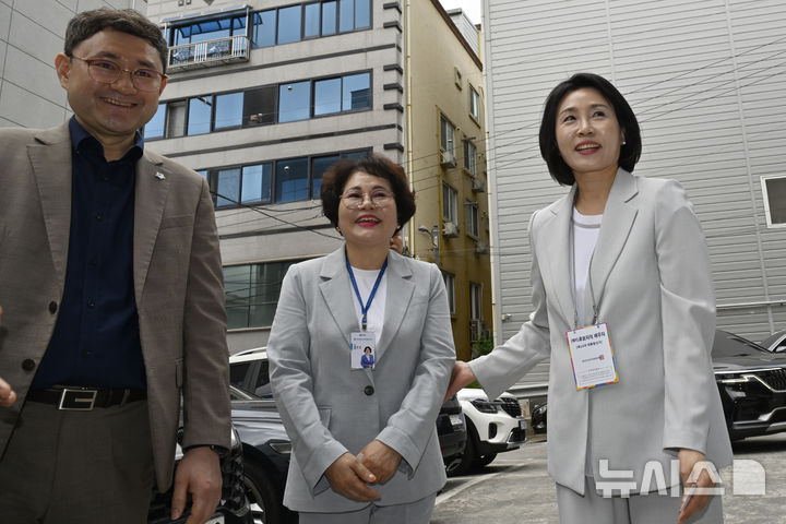 [광주=뉴시스] 박기웅 기자 = 이재명 더불어민주당 대선 후보의 배우자 김혜경 여사가 20일 오후 광주 서구 쌍촌동 광주자립지원 전담기관을 찾아 황인숙 관장 등 관계자들과 인사를 나누고 있다. 김 여사는 이날 지역 자립준비청년 10명을 만나 비공개 면담을 가졌다. pboxer@newsis.com