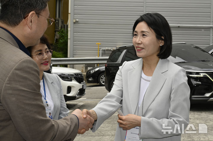 [광주=뉴시스] 박기웅 기자 = 이재명 더불어민주당 대선 후보의 배우자 김혜경 여사가 20일 오후 광주 서구 쌍촌동 광주자립지원 전담기관을 찾아 황인숙 관장 등 관계자들과 인사를 나누고 있다. 김 여사는 이날 지역 자립준비청년 10명을 만나 비공개 면담을 가졌다. pboxer@newsis.com