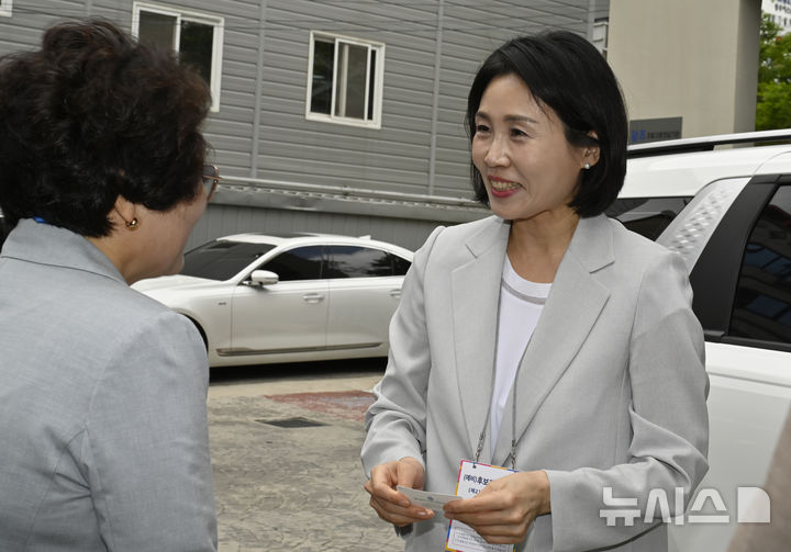 [광주=뉴시스] 박기웅 기자 = 이재명 더불어민주당 대선 후보의 배우자 김혜경 여사가 20일 오후 광주 서구 쌍촌동 광주자립지원 전담기관을 찾아 황인숙 관장 등 관계자들과 인사를 나누고 있다. 김 여사는 이날 지역 자립준비청년 10명을 만나 비공개 면담을 가졌다. pboxer@newsis.com