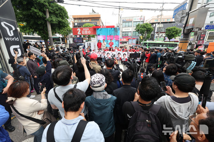 [서울=뉴시스] 고승민 기자 = 김문수 국민의힘 대선 후보가 20일 서울 강서구 남부골목시장을 방문, 유세를 하고 있다. 2025.05.20. kkssmm99@newsis.com