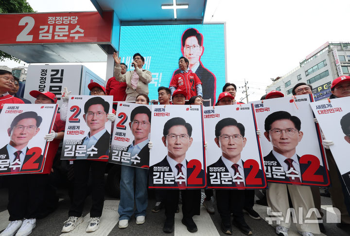 [서울=뉴시스] 고승민 기자 = 김문수 국민의힘 대선 후보가 20일 서울 강서구 남부골목시장을 방문, 유세를 하고 있다. 2025.05.20. kkssmm99@newsis.com