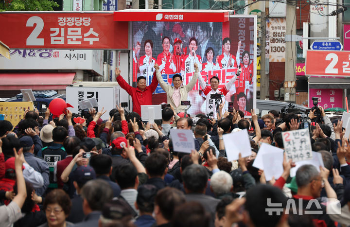 [서울=뉴시스] 고승민 기자 = 김문수 국민의힘 대선 후보가 20일 서울 강서구 남부골목시장에서 유세를 하고 있다. 2025.05.20. kkssmm99@newsis.com