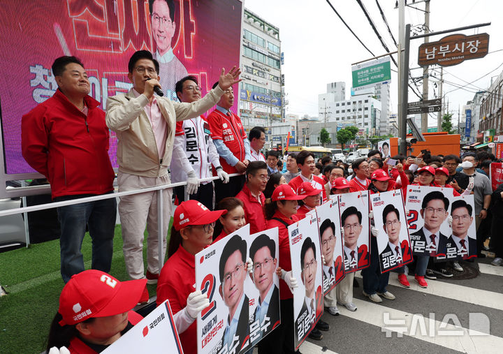 [서울=뉴시스] 고승민 기자 = 김문수 국민의힘 대선 후보가 20일 서울 강서구 남부골목시장에서 유세를 하고 있다. 2025.05.20. kkssmm99@newsis.com