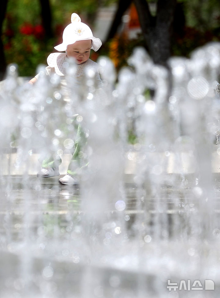 [대구=뉴시스] 이무열 기자 = 대구 낮 최고기온이 33도까지 오르며 무더운 날씨를 보인 20일 대구 서구 평리공원 바닥분수에서 아기가 물놀이를 하고 있다. 2025.05.20. lmy@newsis.com