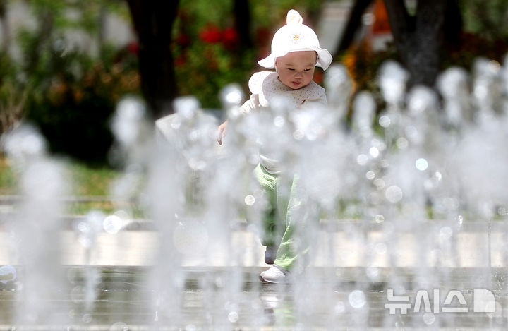 [대구=뉴시스] 이무열 기자 = 대구 낮 최고기온이 33도까지 오르며 무더운 날씨를 보인 20일 대구 서구 평리공원 바닥분수에서 아기가 물놀이를 하고 있다. 2025.05.20. lmy@newsis.com