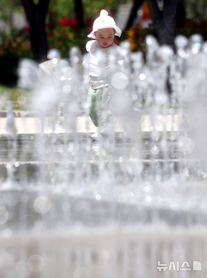 [대구=뉴시스] 이무열 기자 = 대구 낮 최고기온이 33도까지 오르며 무더운 날씨를 보인 20일 대구 서구 평리공원 바닥분수에서 아기가 물놀이를 하고 있다. 2025.05.20. lmy@newsis.com