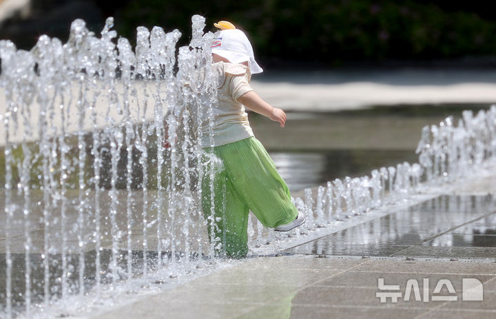 [대구=뉴시스] 이무열 기자 = 대구 낮 최고기온이 33도까지 오르며 무더운 날씨를 보인 20일 대구 서구 평리공원 바닥분수에서 아기가 물놀이를 하고 있다. 2025.05.20. lmy@newsis.com