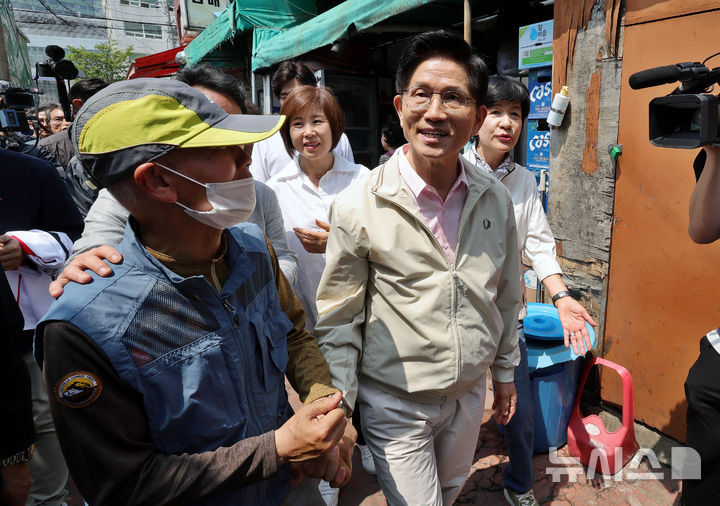 [서울=뉴시스] 김명년 기자 = 김문수 국민의힘 대선 후보가 20일 오후 서울 영등포구 쪽방촌을 방문해 주민들과 인사하고 있다. (공동취재) 2025.05.20. kmn@newsis.com
