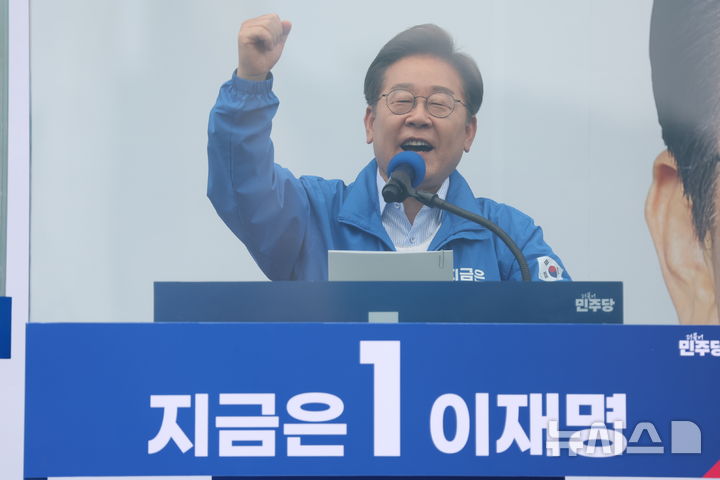 [고양=뉴시스] 조성우 기자 = 이재명 더불어민주당 대선후보가 20일 경기 고양시 일산동구 일산문화광장 앞에서 열린 집중유세에서 방탄유리 내부 속 연설하고 있다. 2025.05.20. xconfind@newsis.com