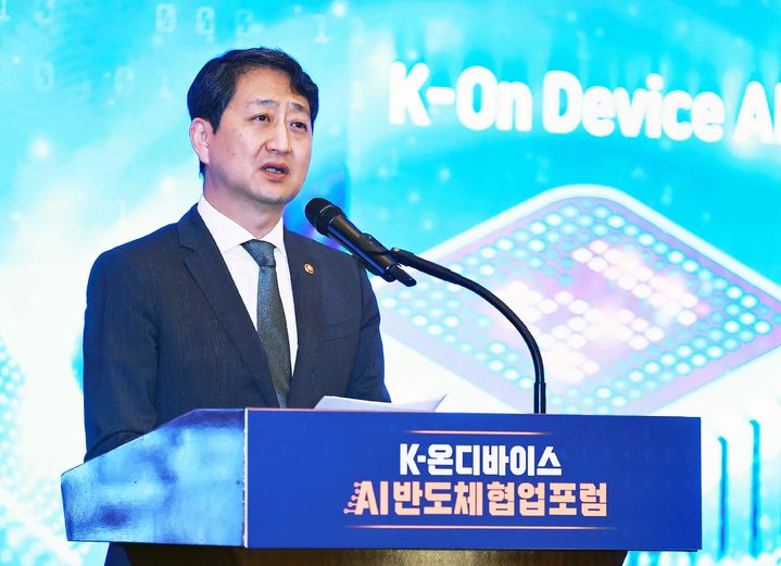 [서울=뉴시스] 안덕근 산업통상자원부 장관이 20일 서울 중구 웨스턴조선호텔에서 열린 인공지능(AI) 반도체 협업포럼에 참석해 인사말을 하고 있다. (사진=산업통상자원부 제공) 2025.05.20. photo@newsis.com *재판매 및 DB 금지
