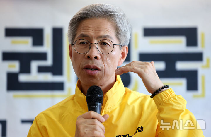 [대구=뉴시스] 이무열 기자 = 권영국 민주노동당 대선 후보가 20일 대구 북구 한 카페에서 기자들과 간담회를 갖고 있다. 2025.05.20. lmy@newsis.com