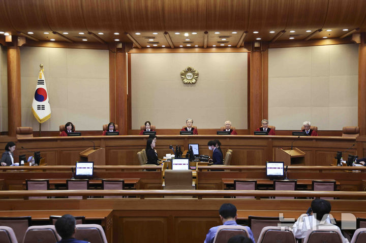[서울=뉴시스] 김근수 기자 = 고발사주 의혹을 받는 손준성 대구고검 차장(검사장)의 탄핵심판 2차 변론기일이 열린 20일 서울 종로구 헌법재판소에서 헌법 재판관들이 자리에 앉아 있다. 2025.05.20. ks@newsis.com