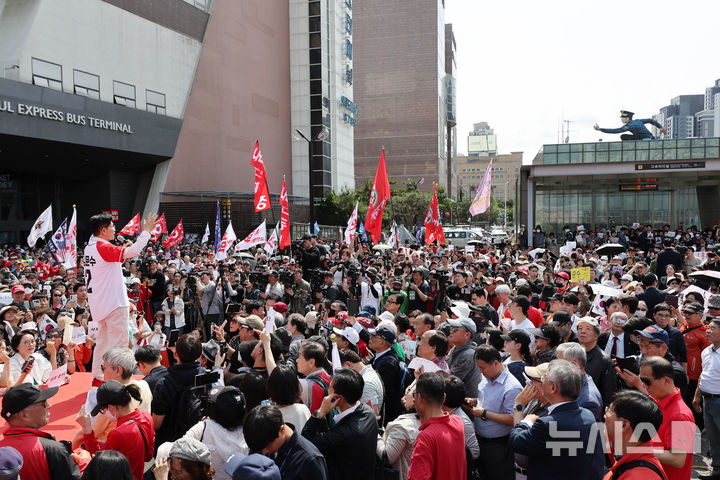 [서울=뉴시스]] 고승민 기자 = 김문수 국민의힘 대선 후보가 20일 서울 서초구 고속버스터미널 앞 광장에서 유세를 하고 있다. (공동취재) 2025.05.20. photo@newsis.com