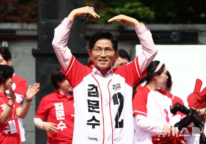 [서울=뉴시스]] 고승민 기자 = 김문수 국민의힘 대선 후보가 20일 서울 서초구 고속버스터미널 앞 광장에서 유세를 하고 있다. (공동취재) 2025.05.20. photo@newsis.com