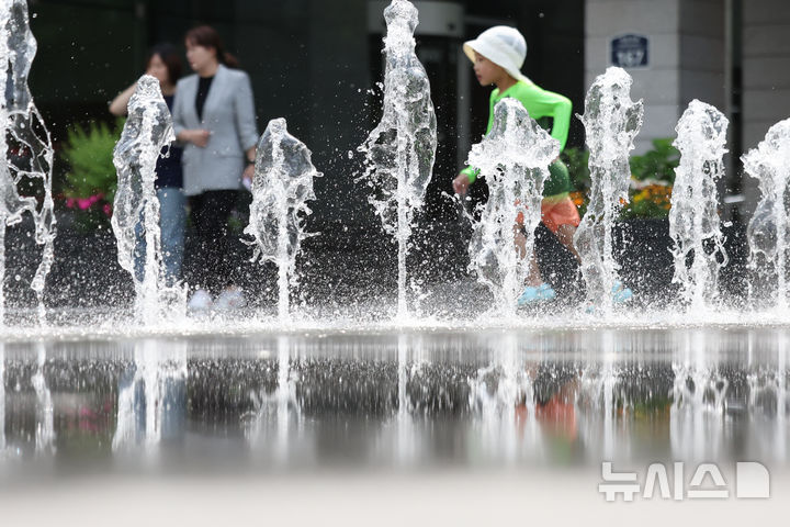 [서울=뉴시스] 김명년 기자 = 초여름 날씨를 보인 20일 오후 서울 종로구 광화문 광장 분수대에서 아이가 물놀이를 하고 있다. 2025.05.20. kmn@newsis.com